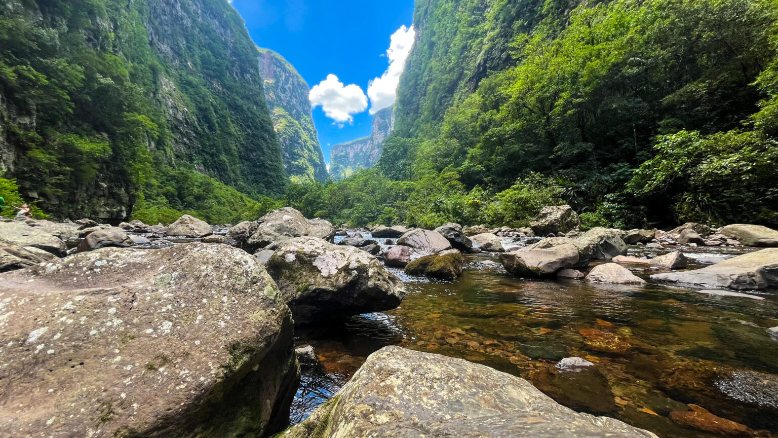 Trilha do Rio do Boi entre paredões do canyon