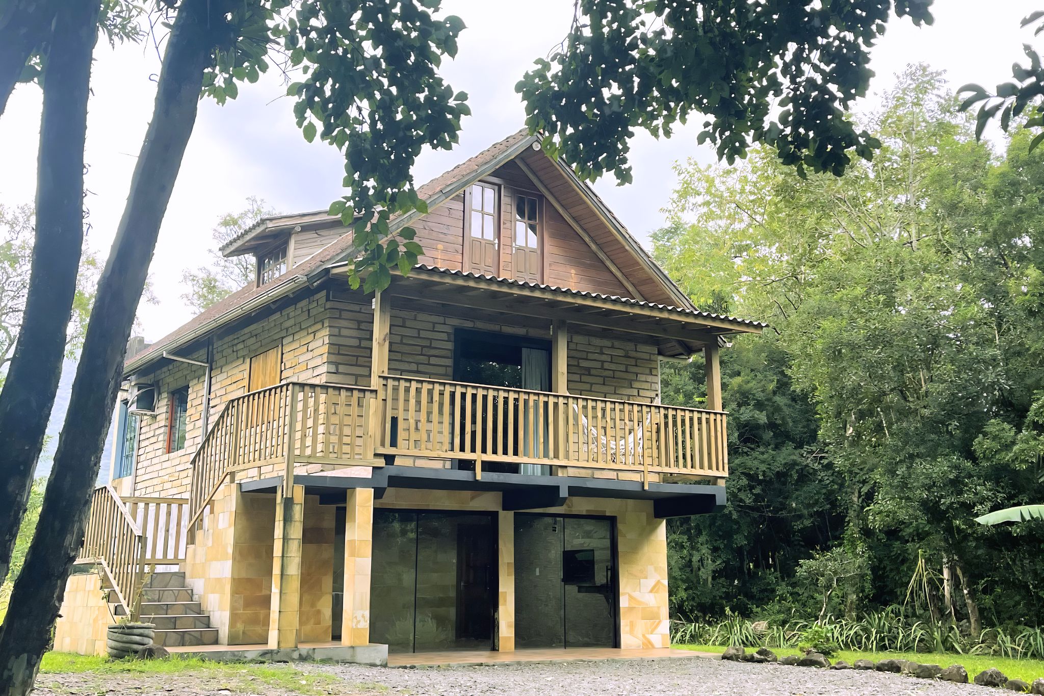 Chalé Americano com arquitetura clássica de cabana de montanha